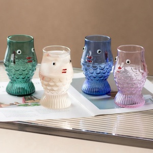 可愛い飲料タンブラー、漫画風手吹き透明ピンクブルーグリーンカラーの3D魚型高ホウケイ酸ガラス製水飲みカップ - Product Image 2