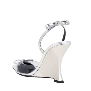 รองเท้าส้นสูงแบบสวมเปิดส้นประดับโบว์คู่สีเงินสำหรับผู้หญิง ดีไซน์หัวแหลม สายรัดข้อเท้า วัสดุ PVC แต่งลายต่อกัน สไตล์เซ็กซี่ เหมาะสำหรับใส่ในฤดูร้อน - Product Image 3