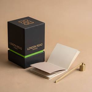 Cajas Cuadradas de Cartón Rígido Reciclable de Lujo Personalizadas para Velas, con Laminado Brillante/Mate y Grabado en Relieve con Lámina Dorada - Product Image 1