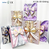 Elegante 3D-geprägte Geschenktüten aus dickem Kraftpapier mit Schleifen- und Perlenmuster, mit Griffen, in verschiedenen Farben für Boutique-Einzelhandelsverpackungen