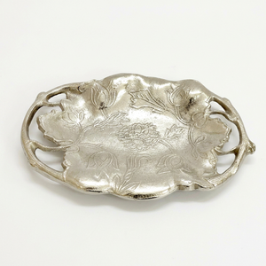 Plateau décoratif en métal argenté gravé de motifs floraux, plateau de service irrégulier, décoration de Noël pour la maison, vase de table - Product Image 1