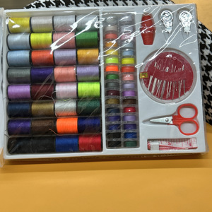 高粘着性の縫製糸キットDIYホームメンディング & クラフトプロジェクトカラフルな染めた糸はさみ測定テープ針の太もも - Product Image 2