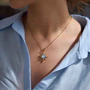 J&D Schmuck 18K Vergoldetes Edelstahl-Armband mit Himmelsmotiven, Blaues Harz-Mond-Sonne-Anhänger, Mittsommer-Schmuck für Frauen - Product Image 4