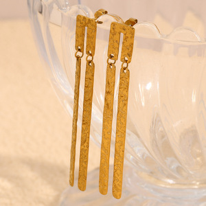 Boucles d'oreilles pendantes minimalistes en acier inoxydable martelé pour femme, motif rayé long, plaqué or 18 carats - Product Image 2