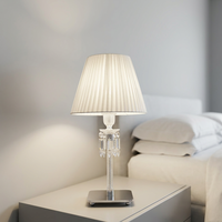Lampe de table en cristal avec abat-jour en tissu plissé, prismes en cristal suspendus, lampe de chevet de luxe pour la décoration de chambre d'hôtel