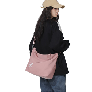 Sac de voyage bandoulière grande capacité en tissu Oxford imperméable avec fermeture éclair et poignée souple, style décontracté pour femme, idéal pour l'université, collection mode japonaise et coréenne 2024 - Product Image 6