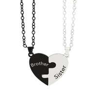 Collier tendance en acier inoxydable noir et blanc avec pendentif en forme de cœur et lettre anglaise
