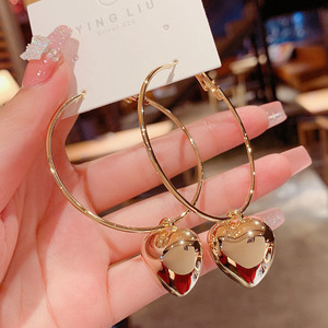 Boucles d'oreilles métalliques style froid ins, grandes, creuses, en forme de cœur de pêche, dorées, pour l'Europe et l'Amérique, pour le marché transfrontalier - Product Image 1