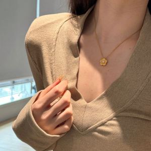 Collar con Colgante de Flor de Sakura, Elegante y Moderno, para Mujer, en Plata S925 con Baño de Rodio y Oro de 22K, con Circonita 5A y Superficie Cepillada, Marca Dylam - Product Image 2