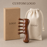 En gros : Masseur de cuir chevelu en bois, Peigne de massage des méridiens, Outil Gua Sha en bois de santal doré et Cumaru, Coffrets cadeaux de soins capillaires avec logo personnalisé
