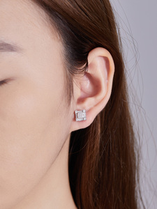 Boucles <span class=keywords><strong>d</strong></span>'oreilles tendance en argent sterling 925 avec moissanite, diamants VVS <span class=keywords><strong>D</strong></span> étincelants, clous carrés en grappe brillante - Product Image 2