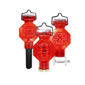 Feu de signalisation routière solaire à <span class=keywords><strong>LED</strong></span> Plum <span class=keywords><strong>pour</strong></span> travaux routiers et garde-corps, avec attraction magnétique et caractéristiques réfléchissantes - Product Image 1