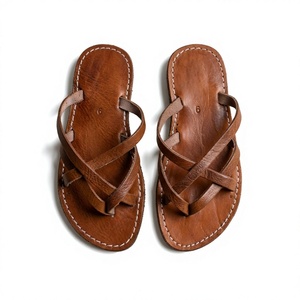 Sandales plates en cuir marron pour femme, à brides croisées, faites à la main, à enfiler, décontractées, pour l'été, avec semelle extérieure en caoutchouc texturé, bout ouvert - Product Image 1