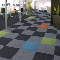 Tapis d'hôtel de luxe Tapis de bureau commercial en nylon Carreaux de céramique Carreaux de tapis carrés en PVC 50x50 Simple et durable