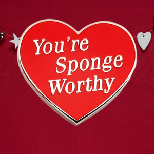 Nuovo Arrivo Spille Artigianali in Metallo a Cuore Rosso, Placcate Oro/Argento, con Scritta Personalizzata 'You're Sponge Worthy' in Smalto, per Ingrosso - Product Image 1