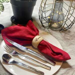 Anneaux en bois, porte-serviettes rond en bois personnalisé gravé avec un nom, décoration de table de mariage - Product Image 3