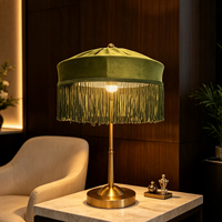 Lampe de table LED classique rétro en velours avec pompon, base en fer, alimentation AC/DC, lampe décorative pour chambre d'hôtes, espace de séjour, hôtel, intérieur