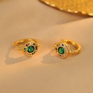 Boucles d'oreilles clous micro-incrustées de diamants colorés, haut de gamme, style européen et américain, géométriques tendance, en argent S925 plaqué or pour femme - Product Image 4