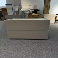Table de chevet moderne minimaliste à 2 tiroirs, couleur blanc crème, avec bord de table surélevé