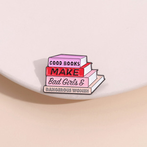 Spilla smaltata con impilamento di libri femministi, citazione letteraria 'I buoni libri rendono le cattive ragazze donne pericolose', distintivo in metallo per decorazione e regalo - Product Image 3