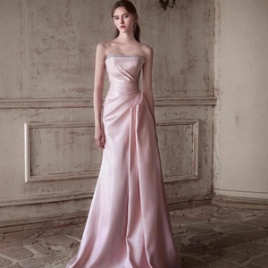 فستان سهرة أنيق جديد لعام 2026 بخصر مرتفع وتصميم ملفوف وتنورة طويلة مطوية من الساتان الوردي لحفلات أعياد الميلاد - Product Image 1