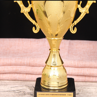 Le trophée en plastique de modèle de gloire de vente directe de fabricant de Wenzhou peut personnaliser le prix abordable de logo de base de trophée