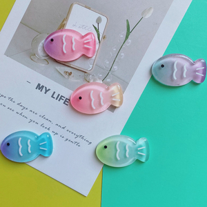 Accessoires de bijoux DIY : Breloques miniatures en résine colorées en forme de poisson pour la création de broches, de coques de téléphone faites à la main et d'aimants de réfrigérateur - Product Image 3