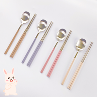 Ensemble de 2 pièces de style coréen de couleur personnalisée par commande, ensemble de dîner en acier inoxydable avec cuillère et baguettes avec poignée de couleur