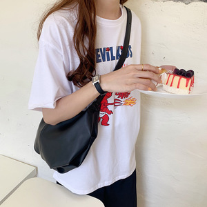 Bolso coreano minimalista plisado tipo dumpling, color blanco roto, con una sola correa y cierre de cremallera, para uso diario, como bolso de hombro o bandolera. - Product Image 4