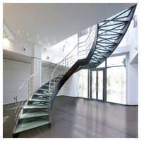 Escalier courbé en bois poli sur mesure Prima Indoor Designer pour grand hall d'entrée
