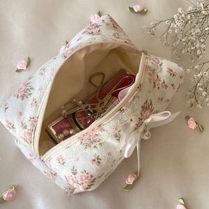 Lindas Bolsas de Maquillaje Ligeras con Estampado Floral de Algodón Ecológico, Bolsa de Cosméticos Personalizada con Lazo para Mujer, Regalos para Damas de Honor, Bolsa de Viaje con Cierre - Product Image 5