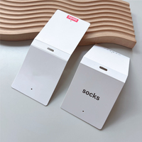 Étiquette en papier d'art de marque à la mode personnalisée pour chaussettes Étiquettes volantes d'emballage de manchon de chaussette d'impression de cintre en carton
