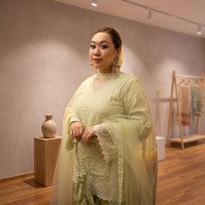 Ensemble Sharara 2 pièces pour femme, vert Pista uni, avec Kurta longue brodée Chikankari élégante en coton et mousseline, coupe ample, col en V, longueur complète - Product Image 3
