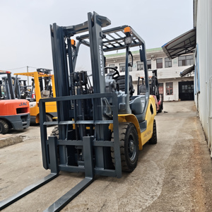 Chariot élévateur diesel d'occasion Komatsu 30, 3 tonnes, 4,5 mètres, 3 mâts, machine de levage, marque japonaise Komatsu - Product Image 5