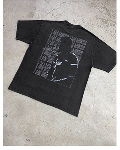 <span class=keywords><strong>T</strong></span>-Shirt Vintage Lavata di Alta Qualità Personalizzata con Stampa Fronte-Retro '<span class=keywords><strong>I</strong></span> <span class=keywords><strong>AM</strong></span> MUSIC' e Grafica con Lettere e Ritratto, Manica Corta - Product Image 2
