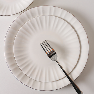 <span class=keywords><strong>Service</strong></span> <span class=keywords><strong>de</strong></span> <span class=keywords><strong>table</strong></span> moderne en <span class=keywords><strong>porcelaine</strong></span> blanche gaufrée, 18 pièces, avec bord <span class=keywords><strong>doré</strong></span> - Product Image 5