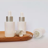 Flacon compte-gouttes en verre blanc de 30 ml (1 oz) pour sérum de soin de la peau, huile capillaire et corporelle, avec compte-gouttes argenté