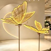 Nouveauté transfrontalière : Grandes lampes décoratives et lanternes lumineuses en forme de papillon, suspendues au plafond, pour la route, les mariages, les auditoriums et les scènes.