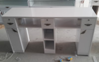 Table de manucure moderne avec plateau en verre blanc, tiroirs et rangements, étagères à niveaux écologiques pour salon de beauté, utilisation par les techniciennes en onglerie