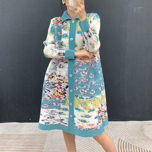 Abito da Donna Plissettato alla Moda con Stampa e Bottoni, Lunghezza al Ginocchio, Tessuto ad Alta Densità - Product Image 1