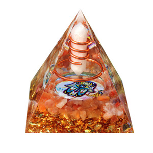 Pyramide en résine époxy cristalline avec bobine de cuivre et pilier en cristal, décoration de maison, ornement de bureau - Product Image 5