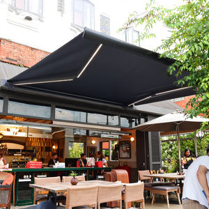 Toldo de cubierta de techo automático de caja de aluminio <span class=keywords><strong>para</strong></span> tienda 7x4m 6x4m toldos eléctricos impermeables brazo retráctil con luces LED - Product Image 1