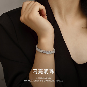 สร้อยข้อมือทองแดงเซอร์โคเนียหรูหรามุกเป็นประกายการตั้งค่ารูปทรงเรขาคณิตฝาสวมใส่ทุกวัน - Product Image 1