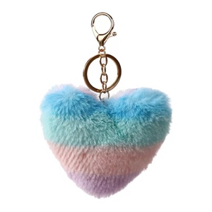 Llavero de pompón de piel sintética personalizado con forma de corazón, lindo y colorido, llavero de pompón de piel sintética personalizado con forma de corazón. - Product Image 5