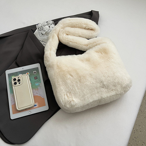 <span class=keywords><strong>Sac</strong></span> à bandoulière en peluche d'hiver 2025 pour femmes, <span class=keywords><strong>sac</strong></span> à main en fausse fourrure, grand format, <span class=keywords><strong>luxe</strong></span>, doux - Product Image 5