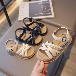 Versión Coreana de verano de Sandalias cómodas simples para niñas 2024 nuevos zapatos de playa antideslizantes planos de suela blanda para niños