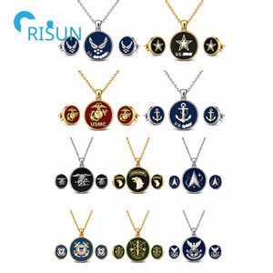 Set di Orecchini e Collana Commemorativi Personalizzati per Veterani dell'Aviazione e Forze Armate USA (USCG, USN, USAF, USMC) - Product Image 1