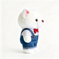 Peluche chat blanc mignon en salopette en jean et nœud papillon rouge, jouet en peluche doux, cadeau idéal pour les enfants, peluche chat gentleman