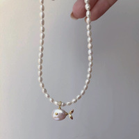 Perle baroque d'eau douce extraterrestre irrégulière naturelle petite baleine collier à breloques créature de la mer petit poisson boucles d'oreilles ensemble de bijoux