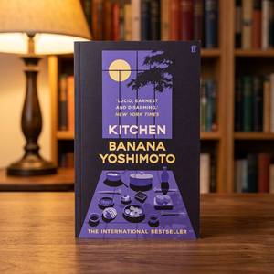 ครัวโดย บานาน่า โยชิโมโตะ นวนิยายวรรณกรรมญี่ปุ่น นวนิยายสตรีร่วมสมัย หนังสือปกอ่อน - Product Image 1